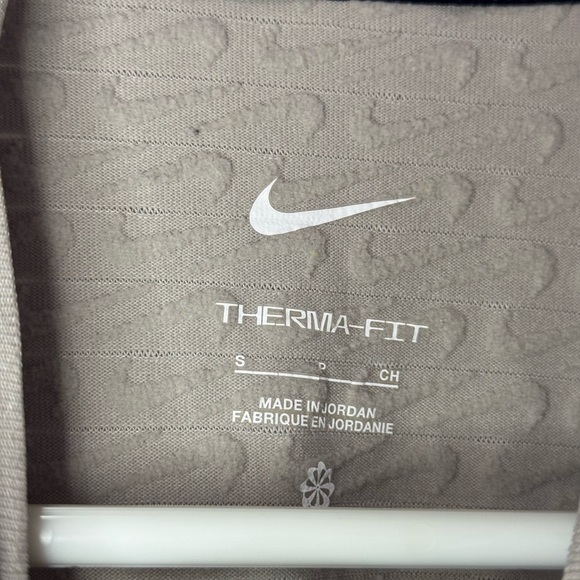 Nike Women’s Small Gray Long Sleeve Therma Fit Top - Picture 5 of 9